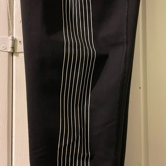 Vs. pink VSX Knockout leggings-medium EUC - Picture 6 of 9